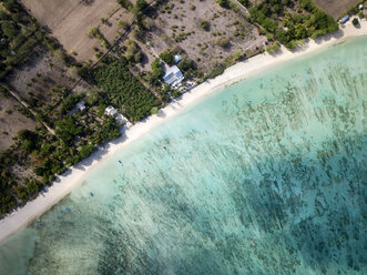 Indonesien, Sumbawa, West-Sumbawa, Luftaufnahme von Jelengah Strand - KNTF02324