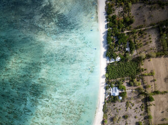 Indonesien, Sumbawa, West-Sumbawa, Luftaufnahme von Jelengah Strand - KNTF02325