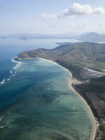 Indonesien, Sumbawa, West-Sumbawa, Luftaufnahme von Jelengah Strand, lizenzfreies Stockfoto