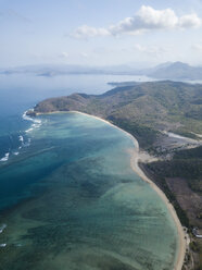 Indonesien, Sumbawa, West-Sumbawa, Luftaufnahme von Jelengah Strand - KNTF02327