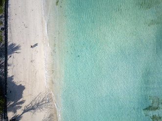 Indonesien, Sumbawa, West-Sumbawa, Luftaufnahme von Jelengah Strand - KNTF02328