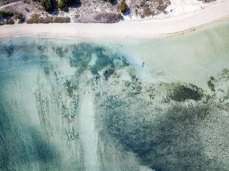 Indonesien, Sumbawa, West-Sumbawa, Luftaufnahme von Jelengah Strand - KNTF02331