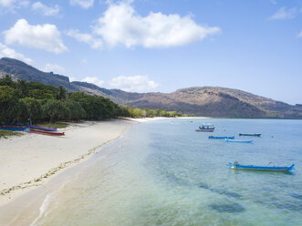 Indonesien, Sumbawa, West-Sumbawa, Luftaufnahme von Jelengah Strand - KNTF02333