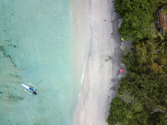 Indonesien, Sumbawa, West-Sumbawa, Luftaufnahme von Banca-Boot und Jelengah-Strand - KNTF02338