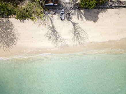 Indonesien, Sumbawa, West-Sumbawa, Luftaufnahme von Jelengah Strand - KNTF02339