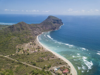 Indonesien, West Sumbawa, Luftaufnahme von Rantung Strand - KNTF02340