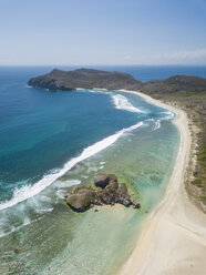 Indonesien, West Sumbawa, Luftaufnahme von Rantung Strand - KNTF02341