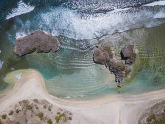 Indonesien, West Sumbawa, Luftaufnahme von Rantung Strand - KNTF02342