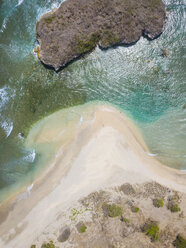 Indonesien, West Sumbawa, Luftaufnahme von Rantung Strand - KNTF02345