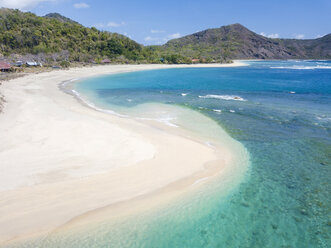 Indonesien, West Sumbawa, Luftaufnahme von Rantung Strand - KNTF02348