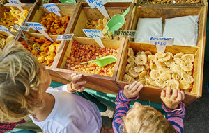 Uruguay, Montevideo, zwei Jungen stehen auf einem Markt vor dreidimensionalen Obstkisten - SSCF00005