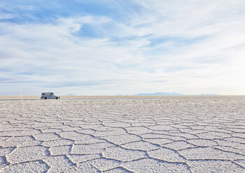 Bolivien, Salar de Uyuni, Wohnmobil auf dem Salzsee - SSCF00016