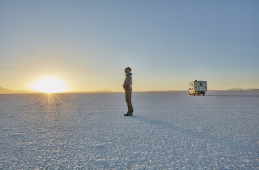 Bolivien, Salar de Uyuni, Frau steht am Wohnmobil auf dem Salzsee bei Sonnenuntergang - SSCF00020