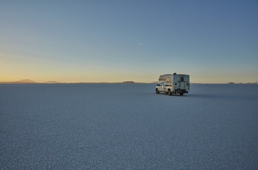 Bolivien, Salar de Uyuni, Camper auf dem Salzsee in der Dämmerung - SSCF00021