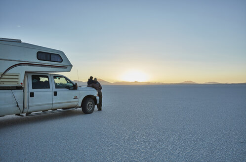 Bolivien, Salar de Uyuni, Mutter und Sohn im Wohnmobil auf dem Salzsee bei Sonnenuntergang - SSCF00022