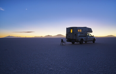 Bolivien, Salar de Uyuni, Wohnmobil auf Salzsee bei Sonnenuntergang, lizenzfreies Stockfoto