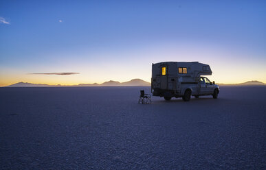 Bolivien, Salar de Uyuni, Wohnmobil auf Salzsee bei Sonnenuntergang - SSCF00024