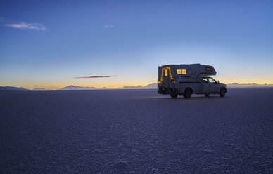 Bolivien, Salar de Uyuni, Wohnmobil auf Salzsee bei Sonnenuntergang - SSCF00025