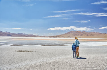 Bolivien, Laguna Colorada, Mutter und Sohn am Seeufer mit Blick auf die Anden - SSCF00034