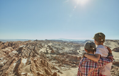 Chile, Valle de la Luna, San Pedro de Atacama, zwei Jungen schauen in die Wüste - SSCF00046