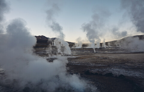 Chile, El Tatio, San Pedro de Atacama, Geysirfeld in der Morgendämmerung, lizenzfreies Stockfoto