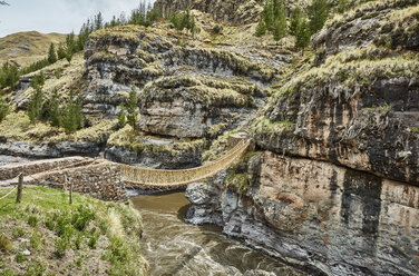 Peru, Quehue, Inca rope bridge - SSCF00051