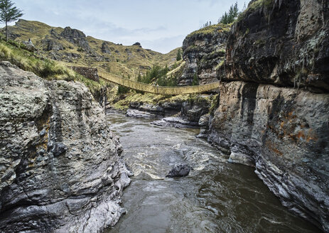 Peru, Quehue, Frau überquert Seilbrücke - SSCF00052