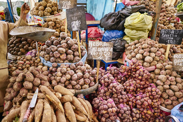 Peru, Arequipa, Mercado Central, vegetable market with potatoes - SSCF00060