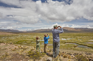 Peru, Chivay, Colca Canyon, Vater und Söhne beim Fotografieren einer Sumpflandschaft in den Anden - SSCF00067