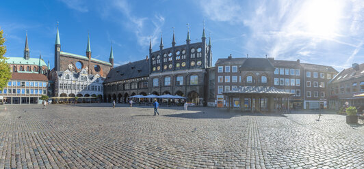 Germany, Schleswig-Holstein, Luebeck, Town hall and market square against the sun - FRF00772