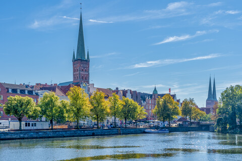 Deutschland, Schleswig-Holstein, Lübeck, Untertrave, Marienkirche und St. Petri Kirche, lizenzfreies Stockfoto