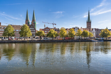 Deutschland, Schleswig-Holstein, Lübeck, Untertrave, Marienkirche und St. Petri Kirche - FRF00778