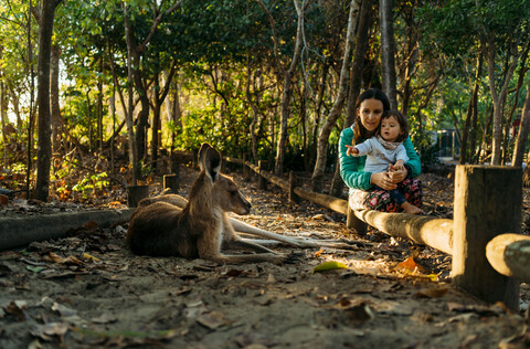 Australien, Queensland, Mackay, Cape Hillsborough National Park, Mutter und kleine Tochter beobachten Känguru, lizenzfreies Stockfoto