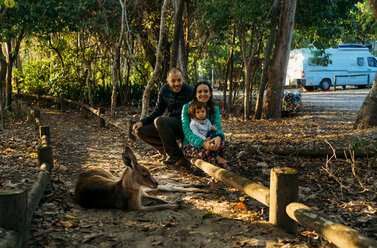 Australien, Queensland, Mackay, Cape Hillsborough National Park, glückliche Familie und Känguru im Wald - GEMF02546