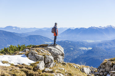 Deutschland, Oberbayern, Garmisch-Partenkirchen, Alpspitze, Osterfelderkopf, Wanderer schaut in die Ferne - TCF05969