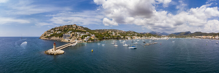 Spanien, Balearische Inseln, Mallorca, Region Andratx, Luftaufnahme von Port d'Andratx, Küste und Naturhafen mit Leuchtturm - AMF06233