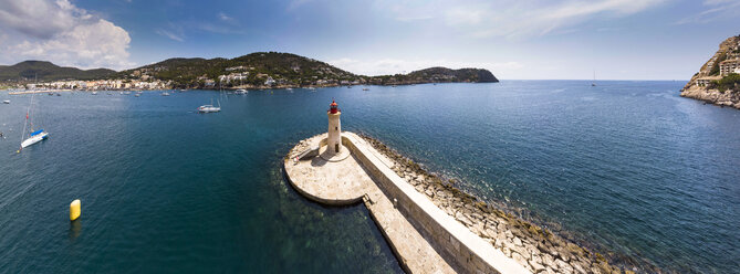 Spanien, Balearische Inseln, Mallorca, Region Andratx, Luftaufnahme von Port d'Andratx, Küste und Naturhafen mit Leuchtturm - AMF06234
