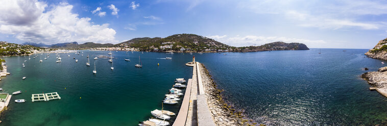 Spanien, Balearische Inseln, Mallorca, Region Andratx, Luftaufnahme von Port d'Andratx, Küste und Naturhafen mit Leuchtturm - AMF06235