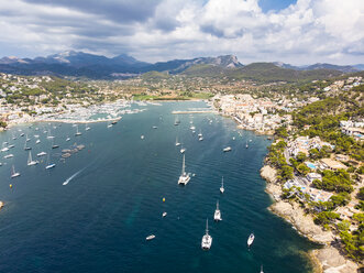 Spanien, Balearische Inseln, Mallorca, Region Andratx, Luftaufnahme von Port d'Andratx, Küste und Naturhafen - AMF06237