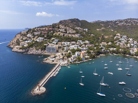 Spanien, Balearische Inseln, Mallorca, Region Andratx, Luftaufnahme von Port d'Andratx, Küste und Naturhafen mit Leuchtturm, lizenzfreies Stockfoto