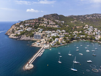 Spanien, Balearische Inseln, Mallorca, Region Andratx, Luftaufnahme von Port d'Andratx, Küste und Naturhafen mit Leuchtturm - AMF06239