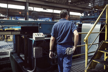 Rückansicht eines Arbeiters, der in der Stahlindustrie arbeitet - CAVF55925