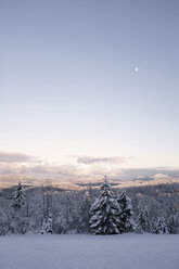 Landschaftliche Ansicht der Berge gegen den Himmel im Winter - CAVF56014