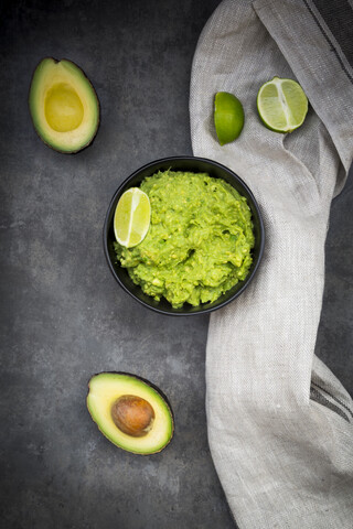 Guacamole mit Limette, lizenzfreies Stockfoto