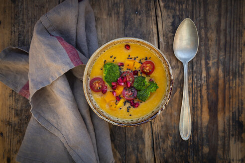 Schale mit Currygericht mit Hokkaidokürbis, Brokkoli, Tomaten, Granatapfelkernen und schwarzem Sesam - LVF07559