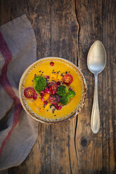 Schale mit Currygericht mit Hokkaidokürbis, Brokkoli, Tomaten, Granatapfelkernen und schwarzem Sesam - LVF07560