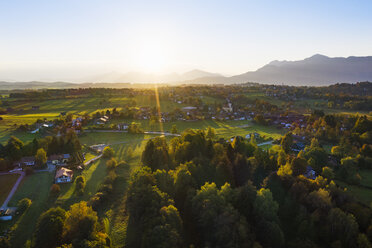 Deutschland, Oberbayern, Alpenvorland, Luftbild von Seehausen bei Sonnenaufgang - SIEF08135