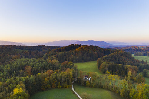 Deutschland, Oberbayern, Tölzer Land, Bayerische Voralpen, Dietramszell, Zeller Wald, Luftaufnahme eines Waldes im Herbst bei Sonnenaufgang - SIEF08136