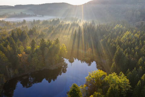 Deutschland, Bayern, Oberbayern, Tölzer Land, Dietramszell, Sonnenaufgang über dem Naturschutzgebiet Klosterfilz, lizenzfreies Stockfoto