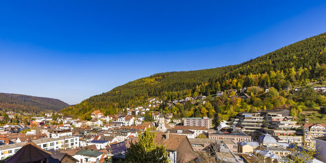 Deutschland, Baden-Württemberg, Schwarzwald, Bad Wildbad, Stadtbild im Herbst - WDF04866